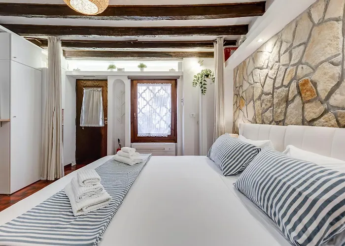 Appartement Colosseum Loft, Rustic-modern Charm