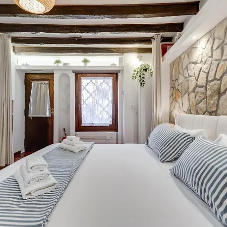 Appartement Colosseum Loft, Rustic-modern Charm