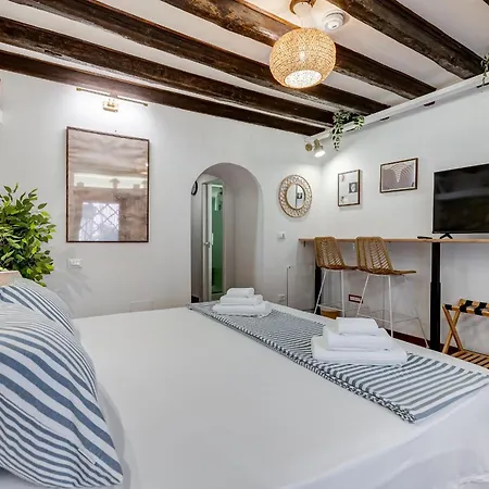 Colosseum Loft, Rustic-modern Charm Apartment